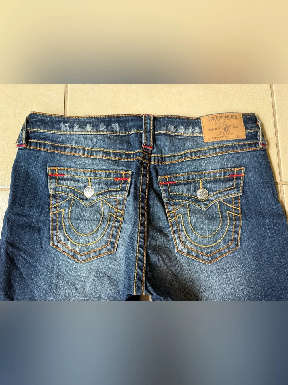 True Religion Women's Mid-Rise Cut-off Big T Shorts MidWash Size 32